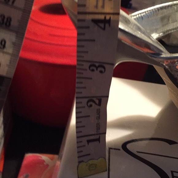 💫 Silver Sequined Heels - Picture 5 of 5